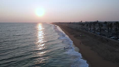 Ausgezeichnete-Luftaufnahme-Des-Piers-Und-Des-Strandes-Von-Newport-Beach,-Kalifornien-Bei-Sonnenuntergang