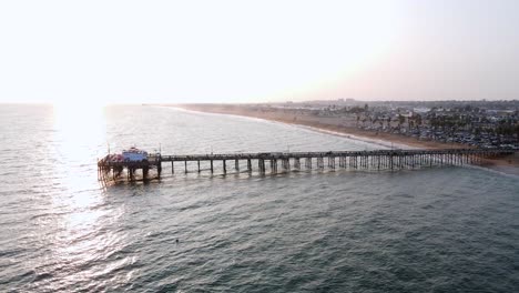 Ausgezeichnete-Luftaufnahme-Des-Piers-In-Newport-Beach,-Kalifornien