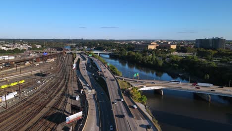 Excelente-Vista-Aérea-De-Automóviles-Circulando-Por-Autopistas-Y-Pasos-Elevados-En-Filadelfia,-Pennsylvania