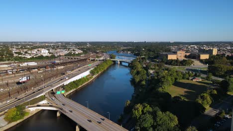 Excelente-Vista-Aérea-De-Automóviles-Circulando-Por-Autopistas,-Puentes-Y-Pasos-Elevados-En-Filadelfia,-Pennsylvania