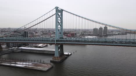 Excelente-Vista-Aérea-Del-Puente-Benjamin-Franklin-En-Un-Día-Nublado-En-Filadelfia,-Pennsylvania