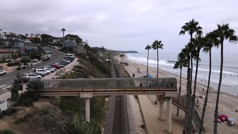 Excelente-Vista-Aérea-Tomada-Desde-El-Tren-Surfliner-A-Medida-Que-Avanza-Por-La-Playa-De-San-Clemente,-California