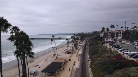 Excelente-Vista-Aérea-De-Una-Playa-Nublada-En-San-Clemente,-California,-Y-Vías-De-Tren-Cercanas