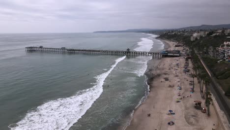 Excelente-Vista-Aérea-Del-Muelle-Y-La-Playa-En-San-Clemente,-California-En-Un-Día-Nublado