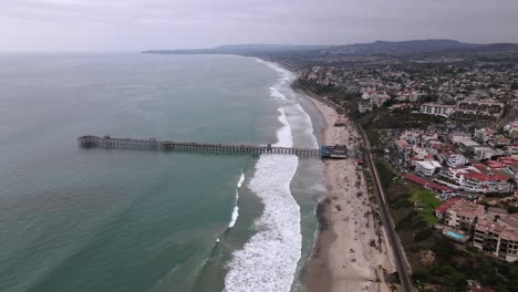 Ausgezeichnete-Luftaufnahme-Eines-Piers-Und-Eines-Strandes-In-San-Clemente,-Kalifornien-An-Einem-Bewölkten-Tag