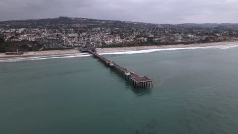 Excelente-Vista-Aérea-De-Un-Muelle-Y-Una-Playa-En-San-Clemente,-California-En-Un-Día-Nublado