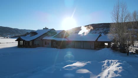 Excelente-Vista-Aérea-De-Una-Casa-De-Campo-En-Manantiales-De-Vapor-Invernal,-Colorado