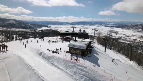 Ausgezeichnete-Luftaufnahme-Von-Skifahrern,-Die-In-Steamboat-Springs,-Colorado,-Aus-Dem-Skilift-Aussteigen