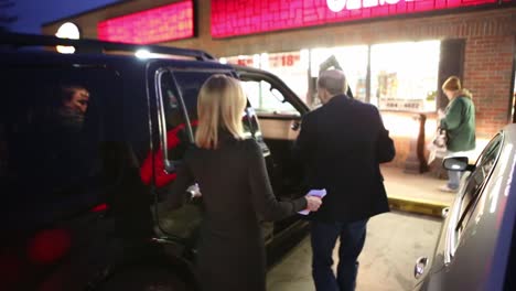 El-Representante-Republicano-De-Texas,-Louie-Gohmert,-Fuera-De-Una-Tienda-Conveniente-Durante-El-Período-Previo-Al-Caucus-De-Iowa.