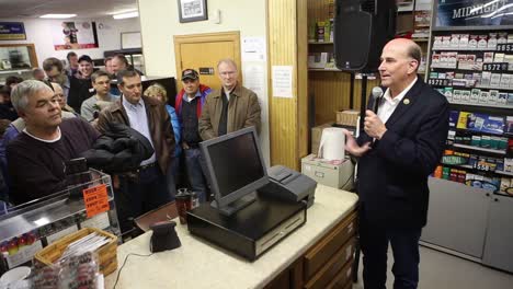 El-Representante-Republicano-De-Texas,-Louie-Gohmert,-Presenta-A-Ted-Cruz-A-Una-Multitud-Durante-El-Período-Previo-Al-Caucus-De-Iowa