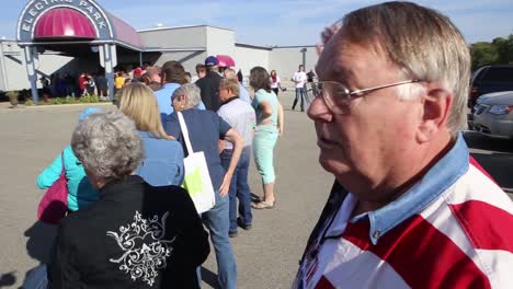 Una-Multitud-Esperando-Para-Entrar-En-Un-Evento-De-Campaña-Del-Partido-Republicano-De-Iowa-Para-El-Candidato-Presidencial-Estadounidense-Donald-Trump