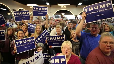 Los-Partidarios-De-Trump-Llevan-Carteles-En-Un-Evento-De-Campaña-Del-Partido-Republicano-Para-El-Presidente-Estadounidense-Antes-Del-Caucus-De-Iowa