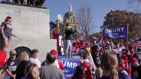 Trump-Unterstützer,-Darunter-Evangelikale-Für-Trump,-Veranstalten-Eine-Wahlkampfveranstaltung-Im-Gebäude-Der-Hauptstadt-Des-Bundesstaates-Iowa