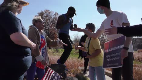 Los-Partidarios-De-Trump-Se-Manifiestan-Y-Confrontan-A-Los-Jóvenes-Contramanifestantes-Fuera-Del-Edificio-De-La-Capital-Del-Estado-De-Iowa