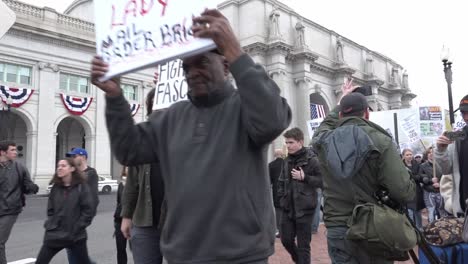 Gegenprotestierende-Des-Designierten-US-Präsidenten-Donald-Trump-Tragen-Schilder-Und-Marschieren-Während-Der-Amtseinführung-In-Washington,-D.C