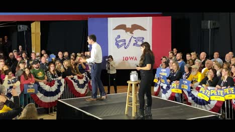 El-Aspirante-A-Presidente-Demócrata-Alcalde-Pete-Buttigieg-Habla-A-Una-Multitud-En-Un-Mitin-Político-Durante-El-Caucus-De-Iowa