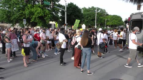 Las-Vidas-Negras-Importan-La-Marcha-Suburbana-Atrae-A-Una-Muestra-Representativa-De-Blancos,-Caucásicos,-Afroamericanos,-Estudiantes,-Hombres-Y-Mujeres