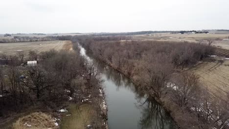 Winterzeit-Luftdrohnenvideo-Des-Skunk-River-Und-Des-Reichen-Landwirtschaftlichen-Ackerlandes-Rund-Um-Das-Ländliche-Lynnville,-Iowa