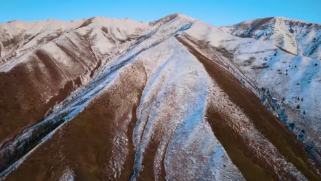 Excelente-Toma-Aérea-De-Una-Cadena-Montañosa-Marrón-E-Invernal