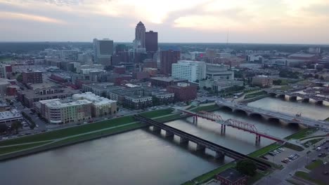 Drohnenaufnahmen-Aus-Der-Luft-Vom-Fluss-Des-Moines,-Brücken-Und-Straßen-Und-Hochhäusern-Der-Innenstadt-Von-Des-Moines,-Iowa