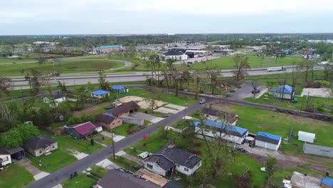 Luftaufnahmen-Von-Drohnenaufnahmen-Von-Starken-Wind--Und-Tornadosturmschäden-An-Wohnhäusern-In-Einer-Nachbarschaft-In-Lake-Charles,-Louisiana