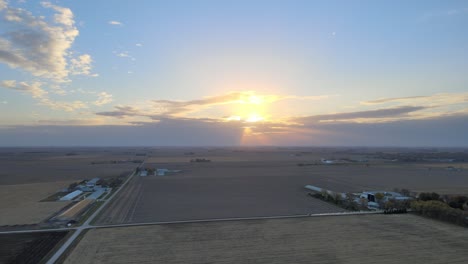 Imágenes-Aéreas-De-Drones-Al-Atardecer-De-Un-Camión-Levantando-Una-Columna-De-Polvo-En-Un-Camino-Rural-De-Grava-En-El-País-Agrícola-De-Iowa