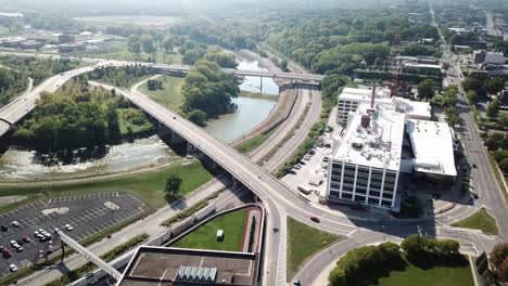 Drohnenaufnahmen-Aus-Der-Luft-Von-Einem-Fluss,-Straßen-Und-Kreuzungen,-Gebäuden-Und-Wäldern-In-Iowa