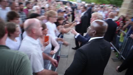 El-Candidato-Presidencial-Republicano-De-Estados-Unidos-Donald-Trump-Se-Da-La-Mano-Y-Firma-Autógrafos-Para-Los-Partidarios-Después-De-Un-Evento-De-Campaña-Política-Del-Caucus-De-Iowa