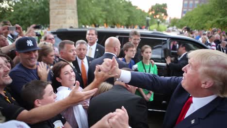 De-Cerca,-El-Candidato-Presidencial-Republicano-Estadounidense-Donald-Trump-Da-La-Mano-A-Los-Partidarios-Después-De-Un-Evento-De-Campaña-Política-Del-Caucus-De-Iowa