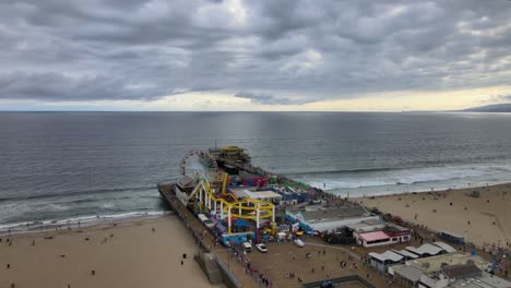 Antenne-über-Dem-Historischen-Santa-Monica-Pier-Und-Vergnügungspark-An-Einem-Bewölkten-Tag-In-Los-Angeles