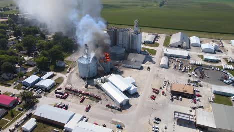 Antena-Sobre-Un-Incendio-Industrial-En-Una-Instalación-De-Almacenamiento-De-Silos-De-Grano-En-Una-Granja-En-Iowa