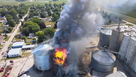Antena-Sobre-Un-Incendio-Industrial-En-Una-Instalación-De-Almacenamiento-De-Silos-De-Grano-En-Una-Granja-En-Iowa