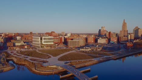 Excelente-Toma-Aérea-De-Arquitectura,-Un-Parque-Y-Un-Puente-Que-Cruza-Un-Río-En-Pawtucket,-Rhode-Island