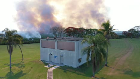 Excelente-Toma-Aérea-De-Un-Campo-De-Caña-De-Azúcar-En-Llamas-En-Florida-Cerca-De-Un-Parque-Infantil