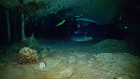 Taucher-Schwimmen-Durch-Einen-Engen-Tunnel-Vor-Der-Küste-Der-Mexikanischen-Halbinsel-Yucatan