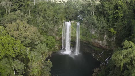 Excelente-Toma-Aérea-Pasando-Sobre-Una-Cascada-Y-La-Selva-Tropical-De-Chiapas-De-México