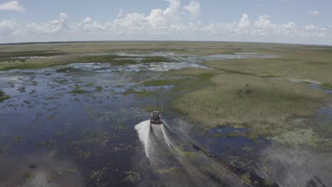 Excelente-Toma-Aérea-De-Un-Bote-De-Aire-Que-Viaja-A-Través-De-Los-Everglades-De-Florida