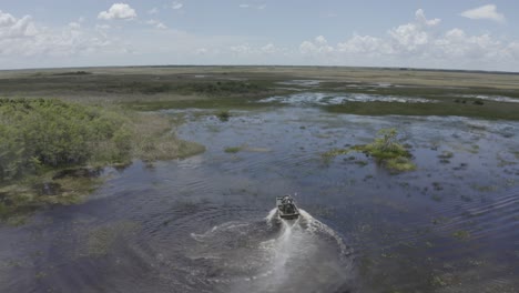 Excelente-Toma-Aérea-De-Un-Bote-De-Aire-Que-Viaja-A-Través-De-Los-Everglades-De-Florida