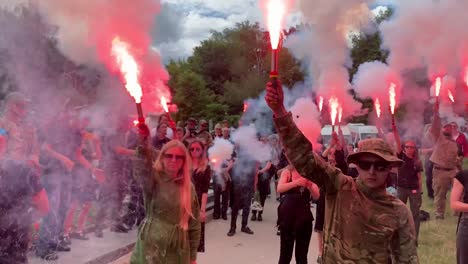 Una-Multitud-Enciende-Bengalas-Para-Honrar-A-Un-Soldado-Muerto-En-Ucrania-En-Su-Funeral