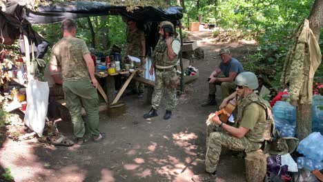 Un-Soldado-Ucraniano-Toca-La-Guitarra-En-Las-Trincheras-En-Primera-Línea-En-Donbas,-Ucrania