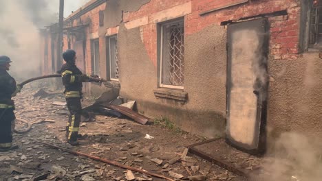 Los-Bomberos-Responden-Mientras-Un-Edificio-Se-Quema-Durante-Un-Ataque-En-Mykolaiv,-Ucrania-En-La-Primera-Línea-De-La-Guerra-En-Ucrania