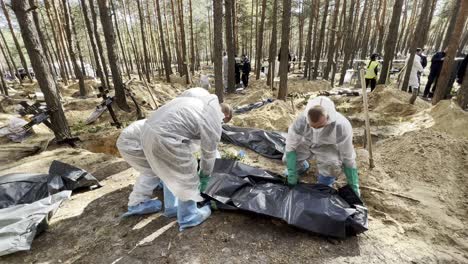 Ermittler-Von-Kriegsverbrechen-Exhumieren-Leichen-Und-Dokumentieren-Beweise-Aus-Massengräbern-In-Izium,-Ukraine,-Nach-Der-Befreiung-Der-Region-Von-Der-Russischen-Besatzung