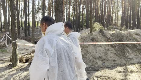 Investigadores-De-Crímenes-De-Guerra-Trasladan-Cadáveres-En-Bolsas-Para-Cadáveres-Desde-Fosas-Comunes-En-Izium,-Ucrania,-Tras-La-Liberación-De-La-Región-De-La-Ocupación-Rusa