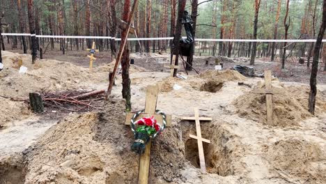 Fosas-Comunes-Sugieren-Crímenes-De-Guerra-Rusos-Y-Genocidio-En-Un-Bosque-En-Izium,-Ucrania-Tras-La-Liberación-De-Las-Regiones