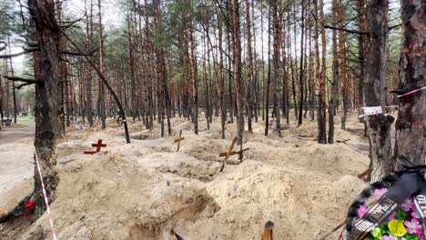 Massengräber-Deuten-Auf-Russische-Kriegsverbrechen-Und-Völkermord-In-Einem-Wald-In-Izium,-Ukraine-Nach-Der-Befreiung-Der-Regionen-Hin