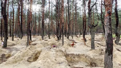 Fosas-Comunes-Sugieren-Crímenes-De-Guerra-Rusos-Y-Genocidio-En-Un-Bosque-En-Izium,-Ucrania-Tras-La-Liberación-De-Las-Regiones