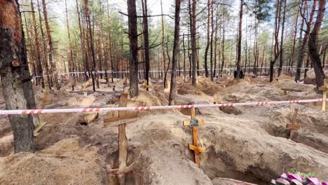 Fosas-Comunes-Sugieren-Crímenes-De-Guerra-Rusos-Y-Genocidio-En-Un-Bosque-En-Izium,-Ucrania-Tras-La-Liberación-De-Las-Regiones