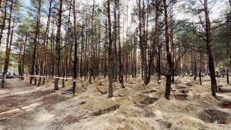 Fosas-Comunes-Sugieren-Crímenes-De-Guerra-Rusos-Y-Genocidio-En-Un-Bosque-En-Izium,-Ucrania-Tras-La-Liberación-De-Las-Regiones