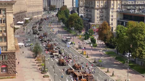 Erstaunliche-Aufnahme-Von-Hunderten-Zerstörter-Russischer-Panzer-Und-Kriegsausrüstung-Auf-Der-Khreshchatyk-straße-In-Der-Innenstadt-Von-Kiew-Kiew-Zur-Feier-Des-Ukrainischen-Unabhängigkeitstages-Am-24.-August