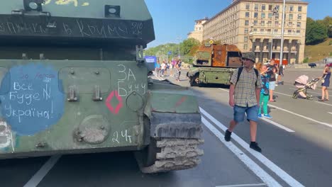 Destrozaron-Y-Destruyeron-Tanques-Rusos-Y-Equipos-De-Guerra-En-La-Calle-Khreshchatyk-En-El-Centro-De-Kyiv-Kiev-Para-Celebrar-El-Día-De-La-Independencia-De-Ucrania-El-24-De-Agosto